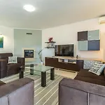 House Ninetta Bale