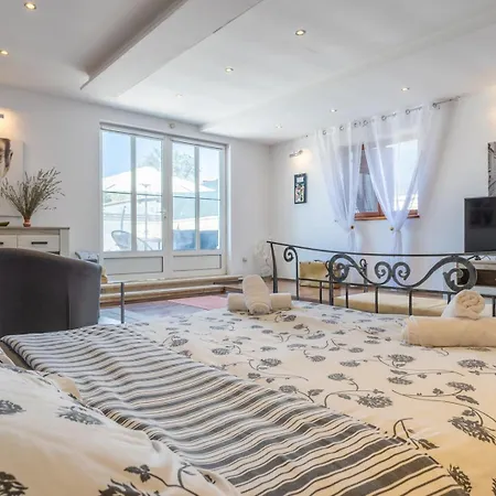 House Ninetta * Bale