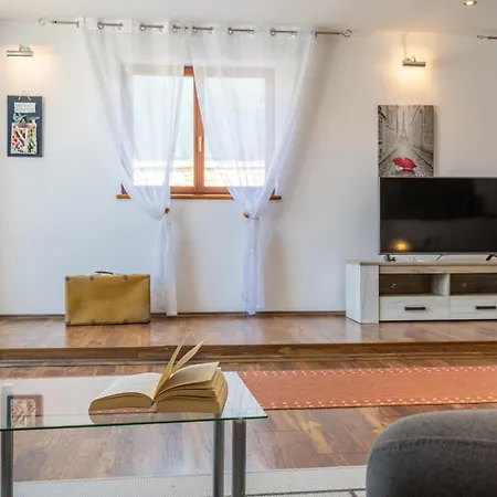House Ninetta Nyaraló