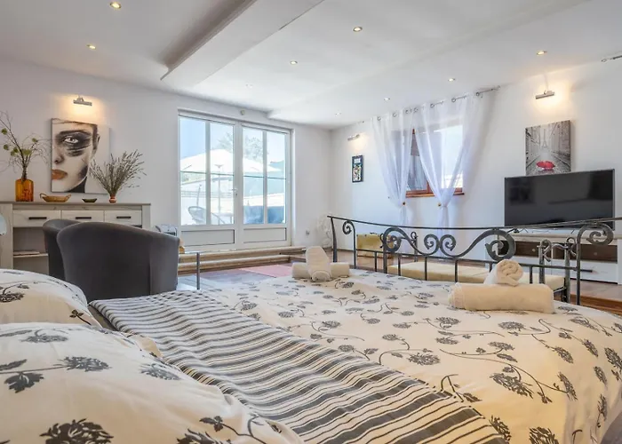 House Ninetta * Bale